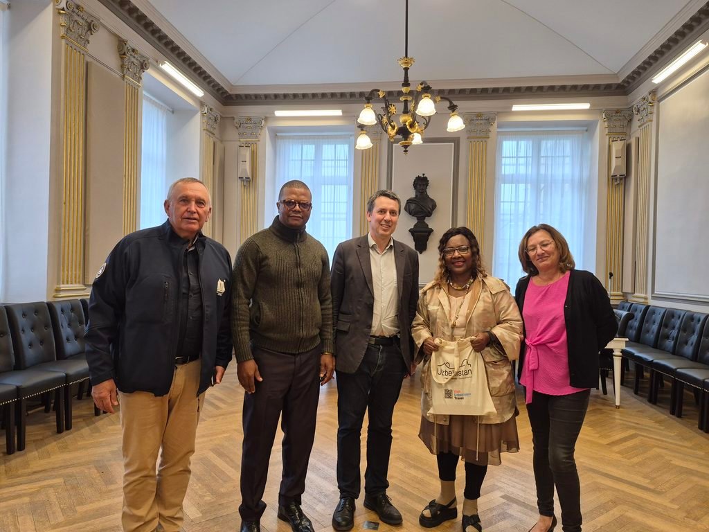 Cameroon and Fécamp : From Cameroon to Fécamp, Yvette Mamgue and Jovanovic Ondobo were received by Fécamp Mayor David Roussel to join forces in promoting the cultural richness of both Cameroon and Fécamp. - 15